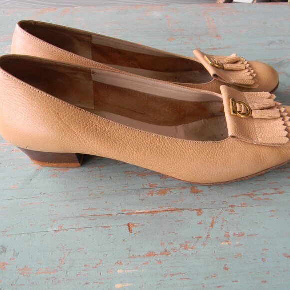 SALVATORE FERRAGAMO TAN NEUTRAL LEATHER TASSEL LOGO PUMPS LOW HEELS ITALY 11 AA - Picture 2 of 9